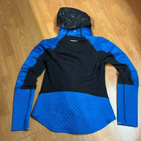 EUC Lululemon Run: Bundle Up Jacket (US 8) - Black / Beaming Blue - Picture 16 of 16